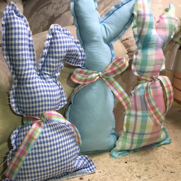 🎉🎉🎉 CLOSET CKEAR OUT 🎉🎉🎉Farmhouse Bunnies (Set of 3) - Picture 2 of 5